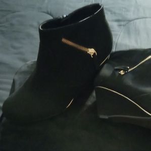 Andiamo Madison Wedge Heel Ankle Bootie Boots. New. Size: 8.5